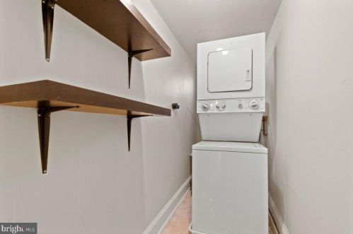 1009 Clinton St, Philadelphia PA 19107-6706 exterior