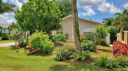 167 7th St, Naples, FL 34117-2126