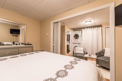 1266 Plainfield St, Providence RI 02909-4630 exterior