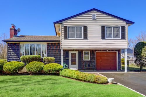 49 Earl Rd, Huntington Station, NY 11747-1313