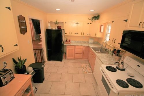 142 Hl Rd, Torrington CT 06790-2337 exterior