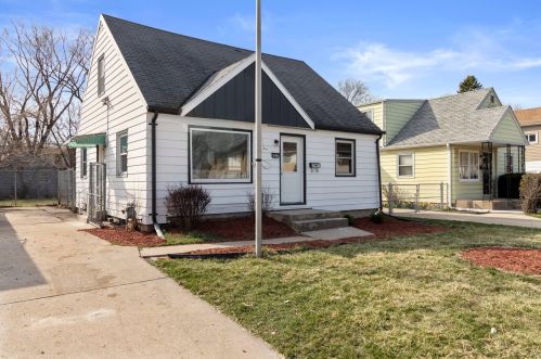 4933 48th St, Milwaukee, WI 53218-4422