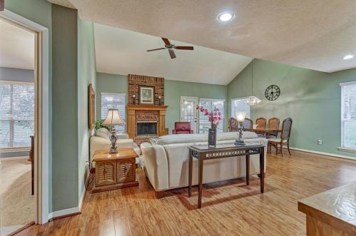 102 Golfview Dr, Montgomery TX 77356-8804 exterior