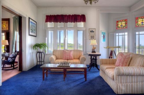 333 Tuckerman Ave, Middletown RI 02842-6049 exterior