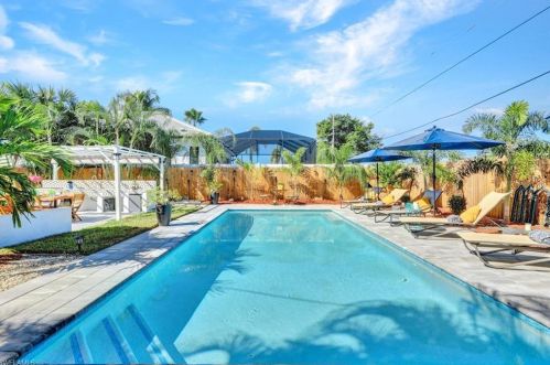 821 91 Ave, Naples FL 34108-2426 exterior