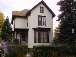 82 Floral St, Newton, MA 02461-1523