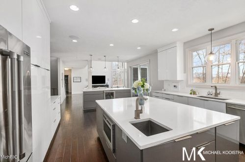 1860 Tall Pne Dr, Grand Rapids MI 49546-7923 exterior