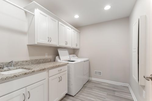 1909 Sharon Ln, Manitowoc WI 54220-1526 exterior