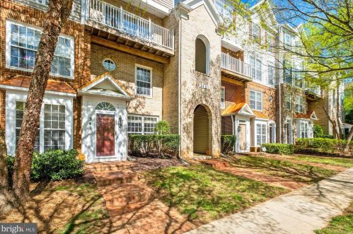 341 Fallsgrove Dr, Rockville, MD 20850-4731