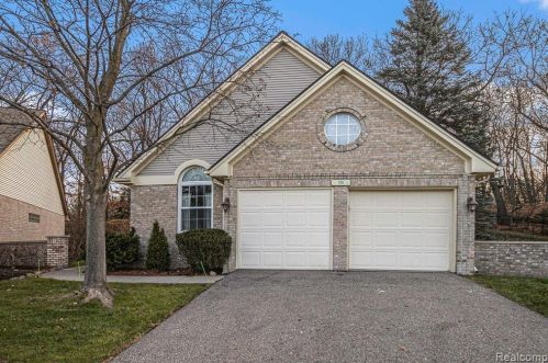 720 Leafy Hollow Ct, Fenton, MI 48430-2281