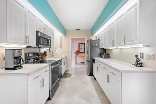 53 Hampshire Ln, Boynton Beach FL 33436-7414 exterior