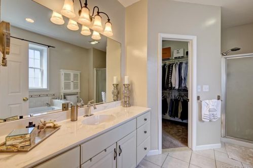 31 Acorn Dr, Windsor Locks CT 06096-1224 exterior