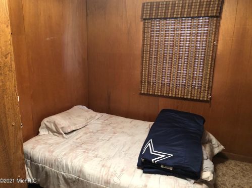 435 Crooked Lk Dr, Kalamazoo MI 49009-8930 exterior