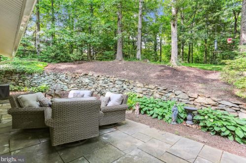 18052 Ml Crk Dr, Rockville MD 20855-1000 exterior