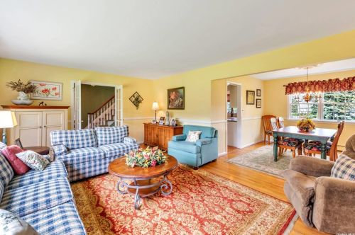 11 Maria Ct, Huntington Station NY 11746-2718 exterior