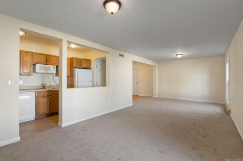 21 Stout Ct, Poughkeepsie, NY 12601-2942