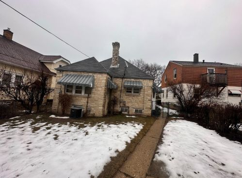 4337 15th St, Milwaukee, WI 53209-6946