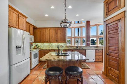 610 Crystal Crk Dr, Austin TX 78746-4728 exterior