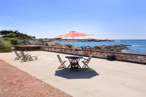 232 Ocean Ave, Middletown RI 02840-6507 exterior