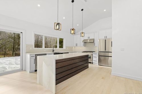 37 Walnut Hill Rd, Ridgefield CT  06877-2906 exterior