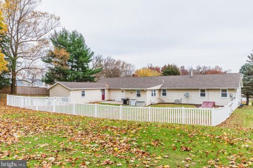 33 Vly Vw Dr, Hanover PA 17331-8307 exterior