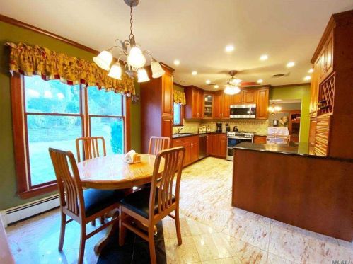 75 Mcculloch Dr, Huntington Station NY 11746-8303 exterior