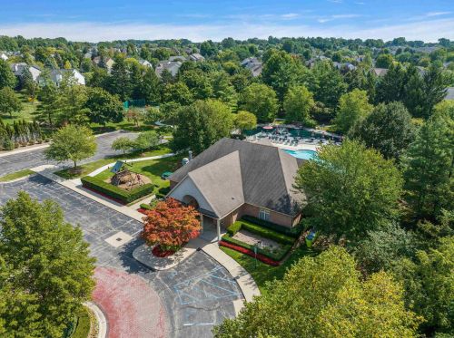 1039 Bloomview Cir, Rochester MI 48307-1728 exterior