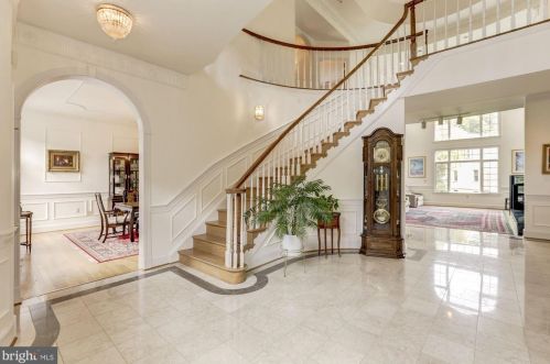 914 Helga Pl, Mc Lean VA  22102-2155 exterior