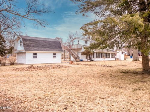 320 Elizabeth St, Sylvan Beach MI 49461-1311 exterior