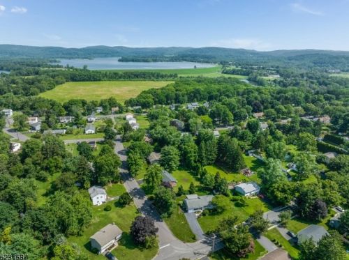 3 Hillside Dr, Clinton NJ 08809-1244 exterior