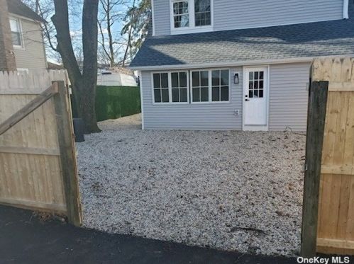 20 Lowndes Ave, Huntington Station NY 11746-1224 exterior