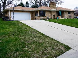 905 72nd St, Milwaukee WI  53214-3115 exterior