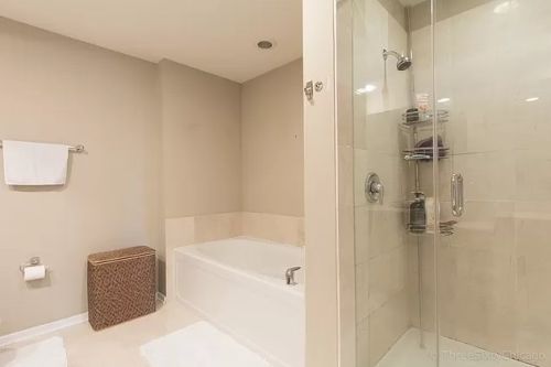 240 Illinois St, Chicago IL  60611-5063 exterior