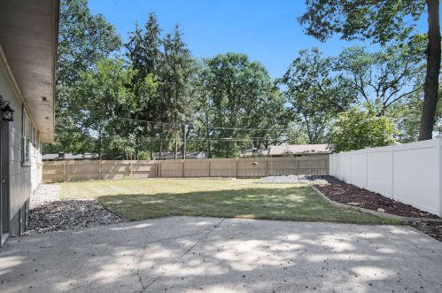 2737 Patricia Dr, Meskegon MI 49445-3240 exterior