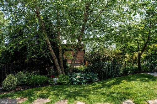 6421 Divine St, Mc Lean VA 22101-4702 exterior