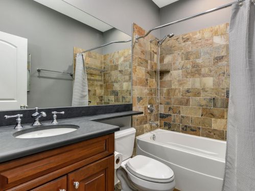 4147 Damen Ave, Chicago IL 60618-3045 exterior