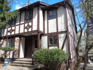 208 Mark Twain Way, Mahwah NJ  07430-3403 exterior