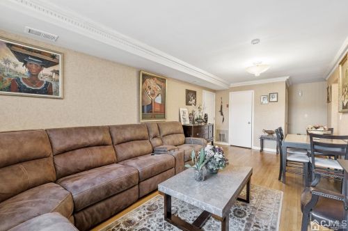 390 College Dr, Edison NJ  08817-5928 exterior