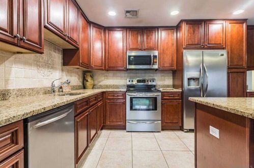 18 Della Dr, Babylon NY 11704-6240 exterior