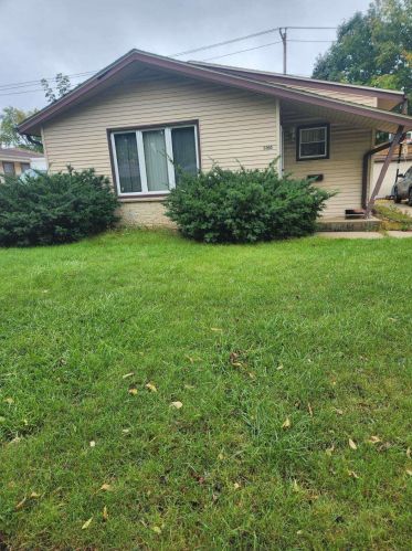 5010 85th St, Milwaukee, WI 53225-4211