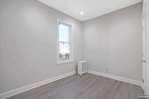 35 Hilliard Ave, Edgewater NJ 07020-1256 exterior