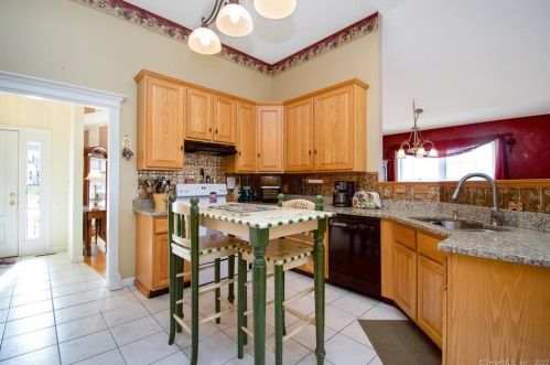 51 Berrios Hl Rd, Windsor CT 06095-1003 exterior