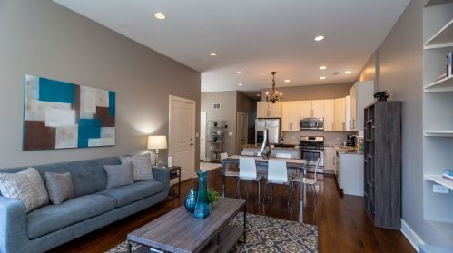 3621 Belmont Ave, Chicago, IL 60618-5067