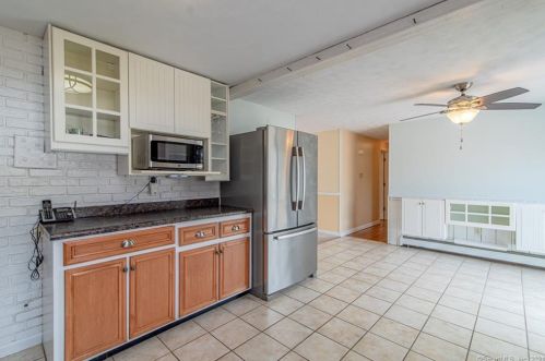 4 Carriage Dr, Enfield CT 06082-5659 exterior