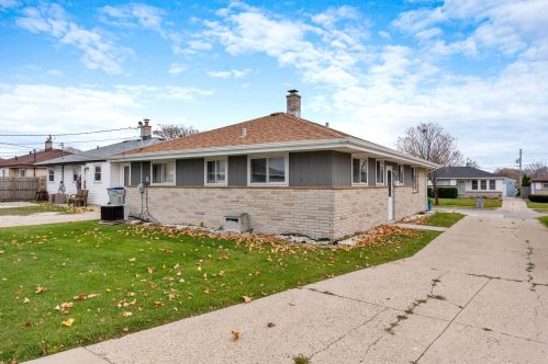 1526 Foster Ave, Milwaukee WI 53221-2823 exterior