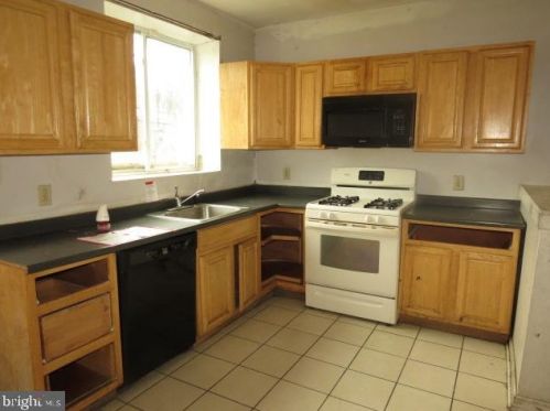 7108 Guyer Ave, Philadelphia PA 19153-2405 exterior