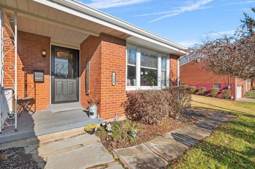 1300 Blue Jay Dr, Pittsburgh PA  15243-1206 exterior