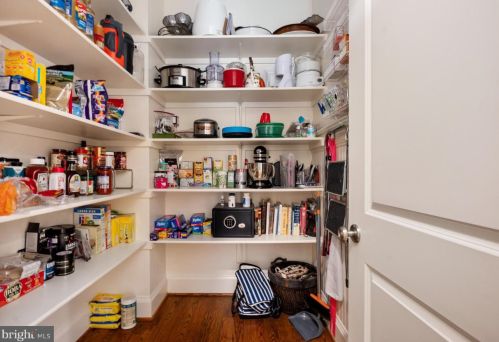 6421 Divine St, Mc Lean VA 22101-4702 exterior