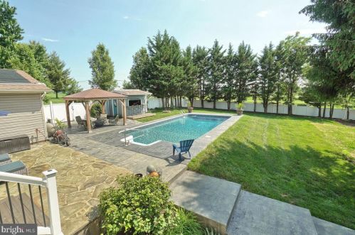 7327 Coventry Dr, Middletown MD 21769-6636 exterior