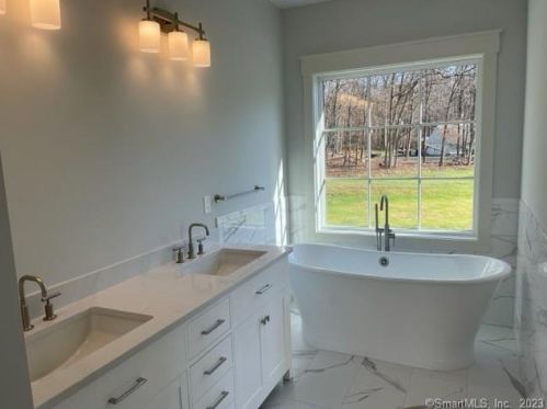 6 Singing Wood Ct, Norwalk CT 06850-1223 exterior